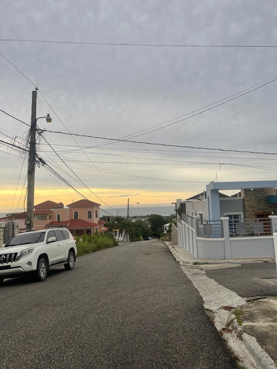 Vista de una calle residencial de Torre Alta, utilizada para ilustrar el crecimiento del sector.