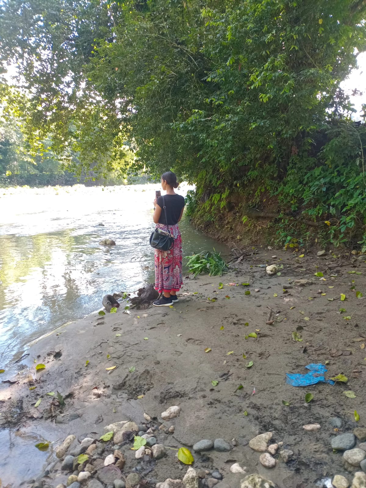 Fotografía personal junto a un río